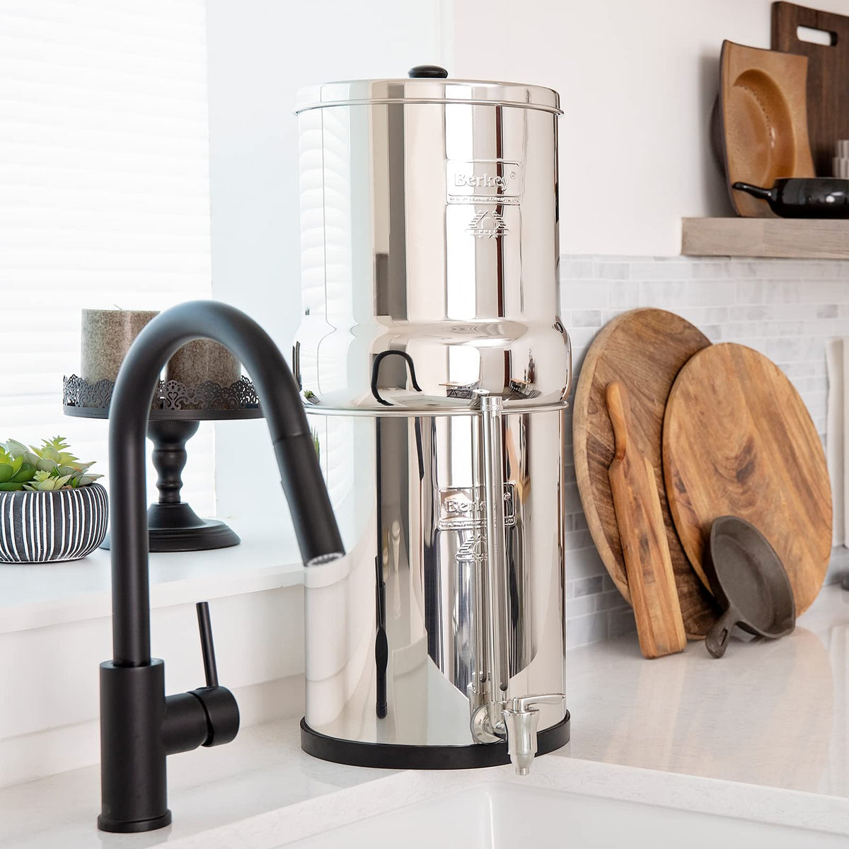 Royal Berkey Schwerkraft-gefüttertes Wasserfiltersystem mit 2 Black Berkey Elementen Plus Deluxe 10' Stainless Steel Berkey Water View Spigot