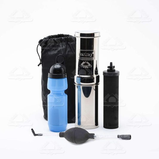 Go Berkey Kit - Enthält ein tragbares Wasserfiltersystem aus Edelstahl mit Sport Berkey Wasserflasche (im Lieferumfang enthalten) und ein Vinyl Black Carrying Case