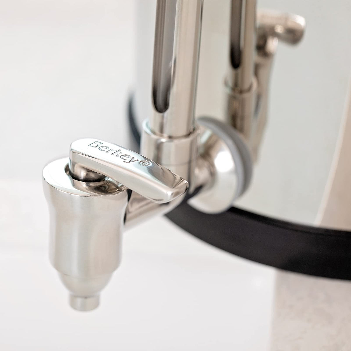Royal Berkey Schwerkraft-gefüttertes Wasserfiltersystem mit 2 Black Berkey Elementen Plus Deluxe 10' Stainless Steel Berkey Water View Spigot