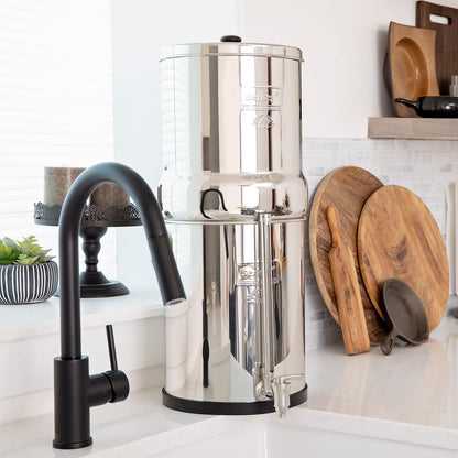 Royal Berkey Schwerkraft-gefüttertes Wasserfiltersystem mit 2 Black Berkey Elementen Plus Deluxe 10' Stainless Steel Berkey Water View Spigot
