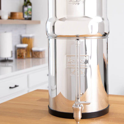 Royal Berkey Schwerkraft-gefüttertes Wasserfiltersystem mit 2 Black Berkey Elementen Plus Deluxe 10' Stainless Steel Berkey Water View Spigot